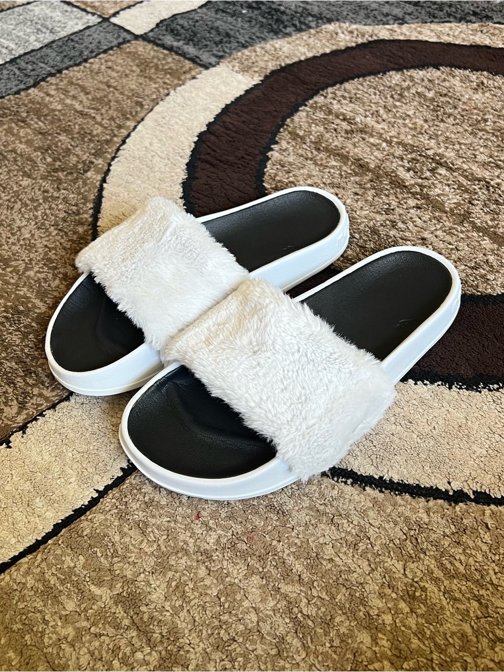 New Balance women's 200 fuzzy slide sandals Size 9